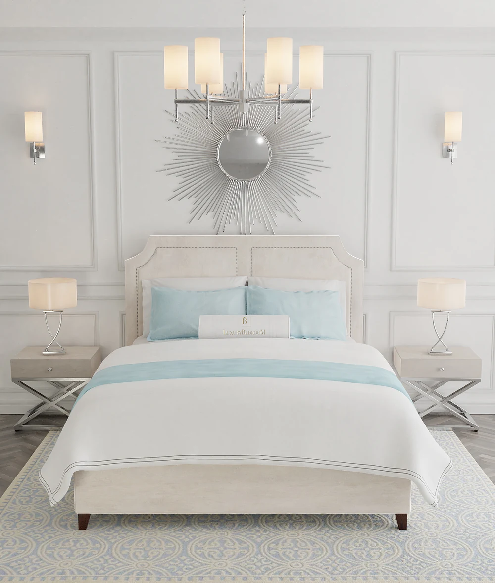 Beżowe łóżko Caren w białej sali z lustrem w kształcie słońca, zdjęcie ze sklepu luxurybedroom.pl